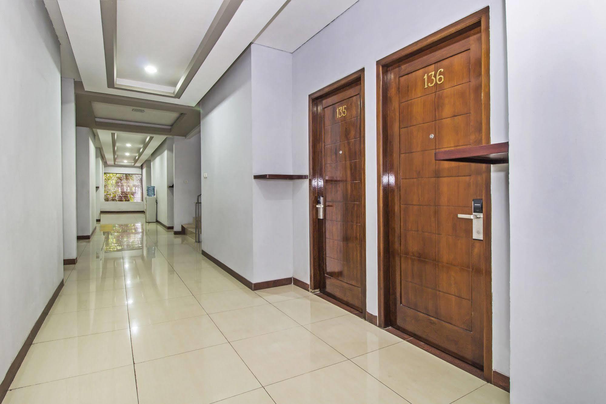 Reddoorz @ Karet Kuningan Hotel 2*